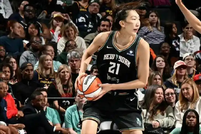 开云体育下载管理-韩旭重返WNBA，首秀20分得分王，力压美国女篮国手|自由人队|狂热队|以赛亚·斯图尔特|珀斯山猫队|底特律活塞队_新浪体育_新浪新闻